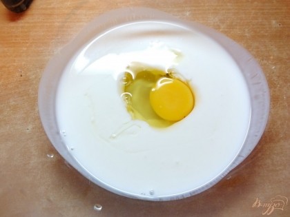 Добавляем яйцо куриное и масло растительное.