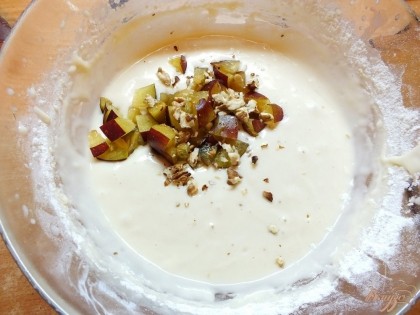 Измельчаем грецкие орехи и кладем сливу с орехами в тесто.