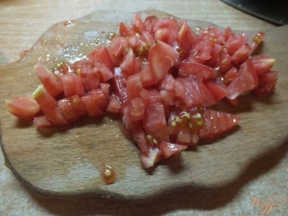 Мелко нарезаем помидоры.