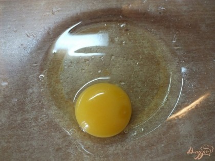 Смешиваем куриное яйцо с маслом.