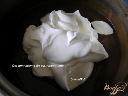 Оставшиеся сливки взбить до устойчивых форм пик и деликатно ввести в остывший шоколадный крем.