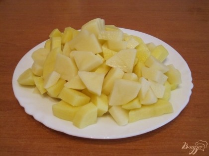 Нарезать картофель брусочками или кубиками.