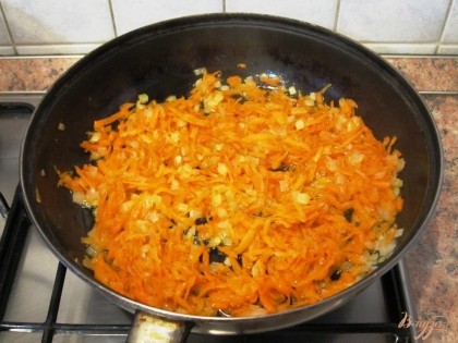 Добавить в лук морковь, обжарить до золотистого цвета.