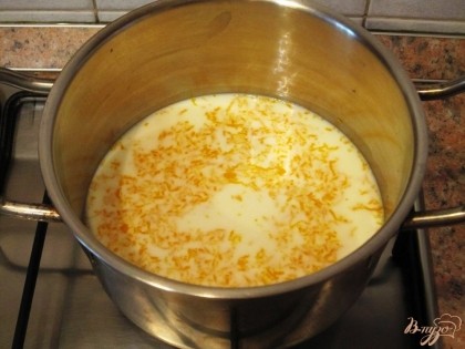 Цедру апельсинов добавить в молоко, поставить на средний огонь и довести до кипения.