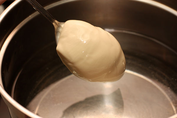 В кипящей подсоленной воде (1,5-2 л) растворить плавленый сыр. Лучше всего подходит мягкий сыр без добавок.
