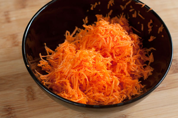 Очищенную морковь натрите на мелкой терке. Мелко натертая морковь потом почти незаметна в супе, но хорошо передает ему и цвет и вкус.