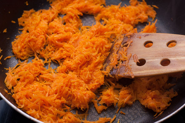 Слегка обжарьте морковь в растительном масле 3-4 минуты. Не допускайте ее зажаривания, она должна просто стать чуть мягче.