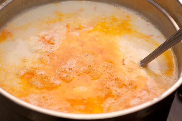 Еще раз доведите суп до кипения, попробуйте на соль, если надо — досолите.