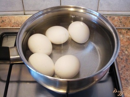 Сварить вкрутую яйца (10 минут).