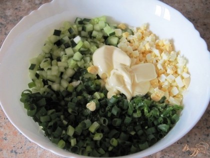 Сложить все ингредиенты в салатник, немного посолить, добавить 3-4 ст.л. майонеза и перемешать.