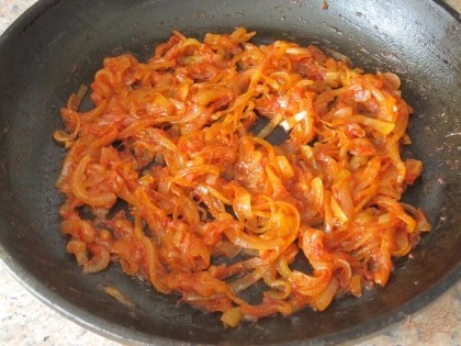 Перемешать как следует. Если томатная паста придает кислоту, посыпать немного сахаром. Жарить 3 минуты. Выложить соус на рыбу. Жареный карп вкусен как горячем, так и холодном виде.