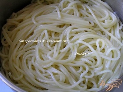 Отварить спагетти аль-денте,