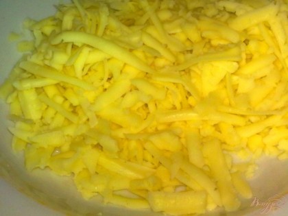 Твердый сыр натереть на крупной терке.