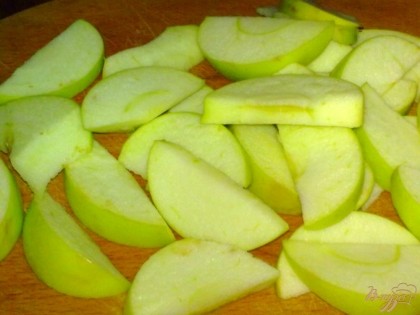 Яблоки вымыть, удалить сердцевину и нарезать дольками.