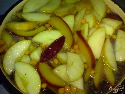 Сложить яблоки, сливы и облепиху в кастрюлю. Добавить сахар и имбирь, залить водой и довести до кипения. Варить несколько минут.