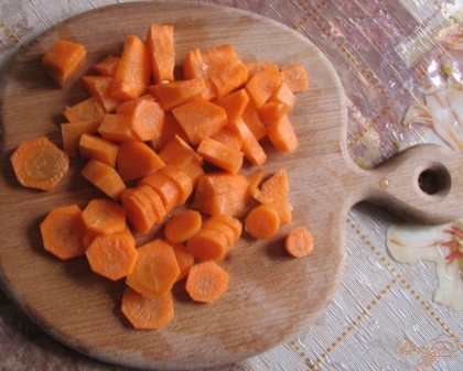 4.Морковь нарезаем кружочками.