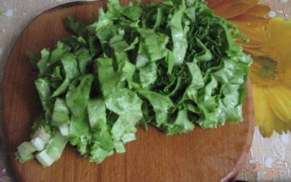 4.Листья салата нарезаем полосочками или просто рвем руками.