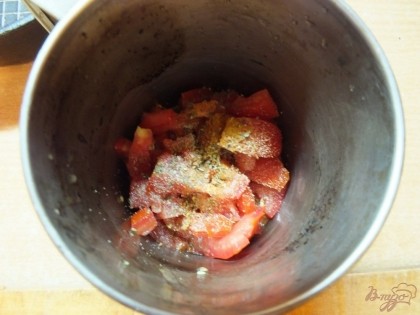 Складываем в ковшик и посыпаем приправой, добавляем базилик и щепотку соли.