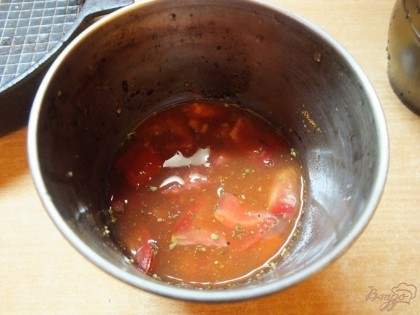Заливаем водой чтобы она два покрыла помидоры. Тушим соус до полной мягкости помидор (10 мин).
