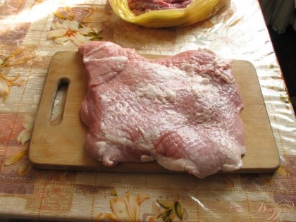 1.Берем пласт мякоти свинины.