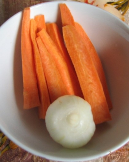 4.Морковь чистим и нарезаем тонкими полосками.  Лук мелко шинкуем.