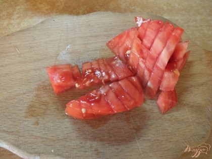 Нарезаем мелкими кубиками помидоры.