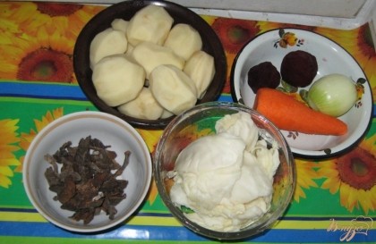 Для приготовления постного борща нам необходимо: почистить картофель, свеклу, морковь и лук. А так же отмерять необходимое количество грибов.