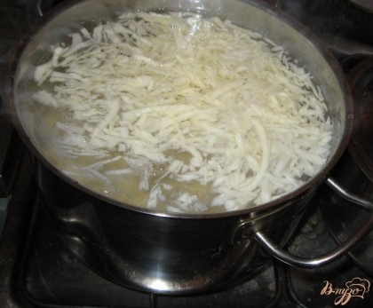 Ставим на огонь кастрюлю с водой, доводим до кипения и кладем в нее картофель, фасоль и грибы. Как только картофель почти готов (спустя 25 минут) добавляем капусту.