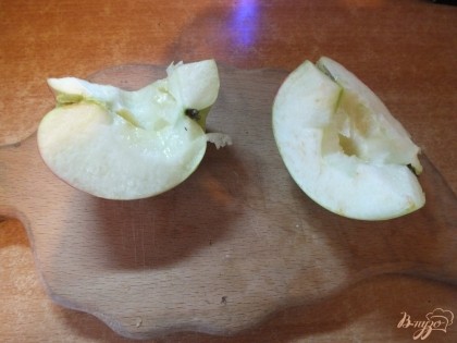 Из яблока вырезаем ножом сердцевину.