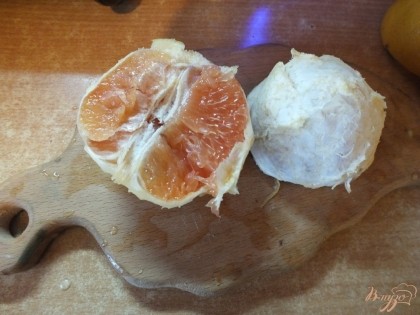 Грейпфрут чистим от шкурки и максимально снимаем белую мякоть сверху - она придаст фрэшу горчинку. Выжимаем из всех фруктов сок.