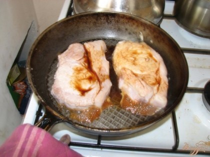 3.Поливаем мясо соевым соусом и обжариваем с обеих сторон.