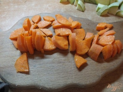 Морковь нарезаем не крупными кубиками.