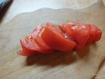 Помидоры моем и нарезаем ломтиками. Выбираем такие помидоры, которые твердые.