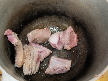Наливаем в казанок растительное масло и обжариваем мясо 3-5 минут.