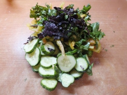Смешиваем овощи и зелень в салатнике.