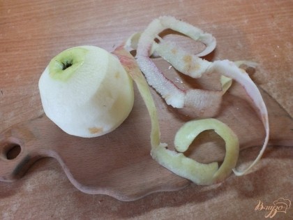 Яблоко моем, очищаем от шкурки.