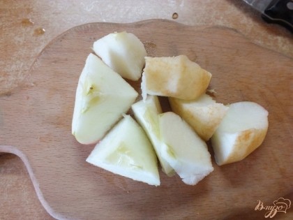 Яблоки нарезаем кусочками, вынимаем семена.