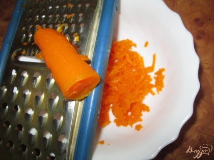 Две небольшие морковки (или одну крупную) отварите в воде. Затем охладите и натрите на мелкой терке.