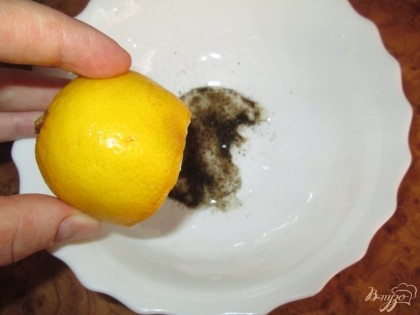 В тарелку выжать сок половинки лимона, добавить 2 столовых ложки растительного или оливкового масла, черный молотый перец