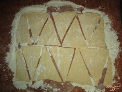 Нарезать тесто на треугольники.