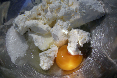 Творог смешиваем с 1 яйцом и столовой ложкой сахара. Хорошо все перетираем до однородности. Лучше, чтобы начинка не была слишком жидкой, иначе будет трудно лепить зразы.