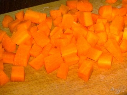 Морковь очистить и вымыть. Нарезать брусочками или кубиками.