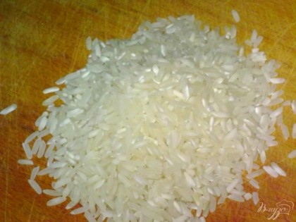 Рис перебрать и промыть.