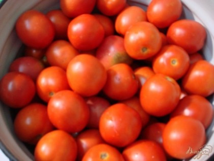 Для засолки выбираем очень плотные помидоры, бурые, если таких не найдёте, тогда красные, но очень плотные.