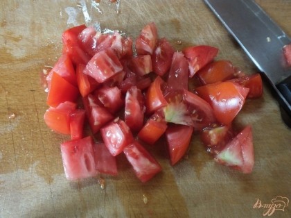 Нарезаем вымытые помидоры мелкими кубиками.