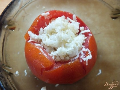 Начинаем помидоры плотно утрамбовывая начинку.