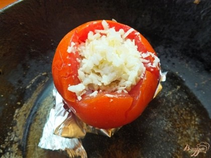 Каждый помидор кладем на тарелочку сформированную из кусочка фольги.