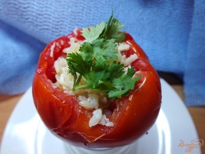Готово! Петрушку измельчаем и посыпаем помидоры. Подаем как основное блюдо или гарнир. Выход: 2 порции. Кушайте на здоровье=)