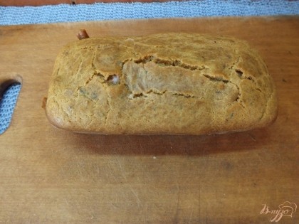 Готово! Остужаем хлеб в форме. Подаем теплым или холодным. Выход: 4 порции. Кушайте на здоровье!=)