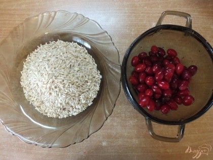 Рис используем неочищенный или долгий на свой вкус. Кизил перебрав оставляем только самый спелый.